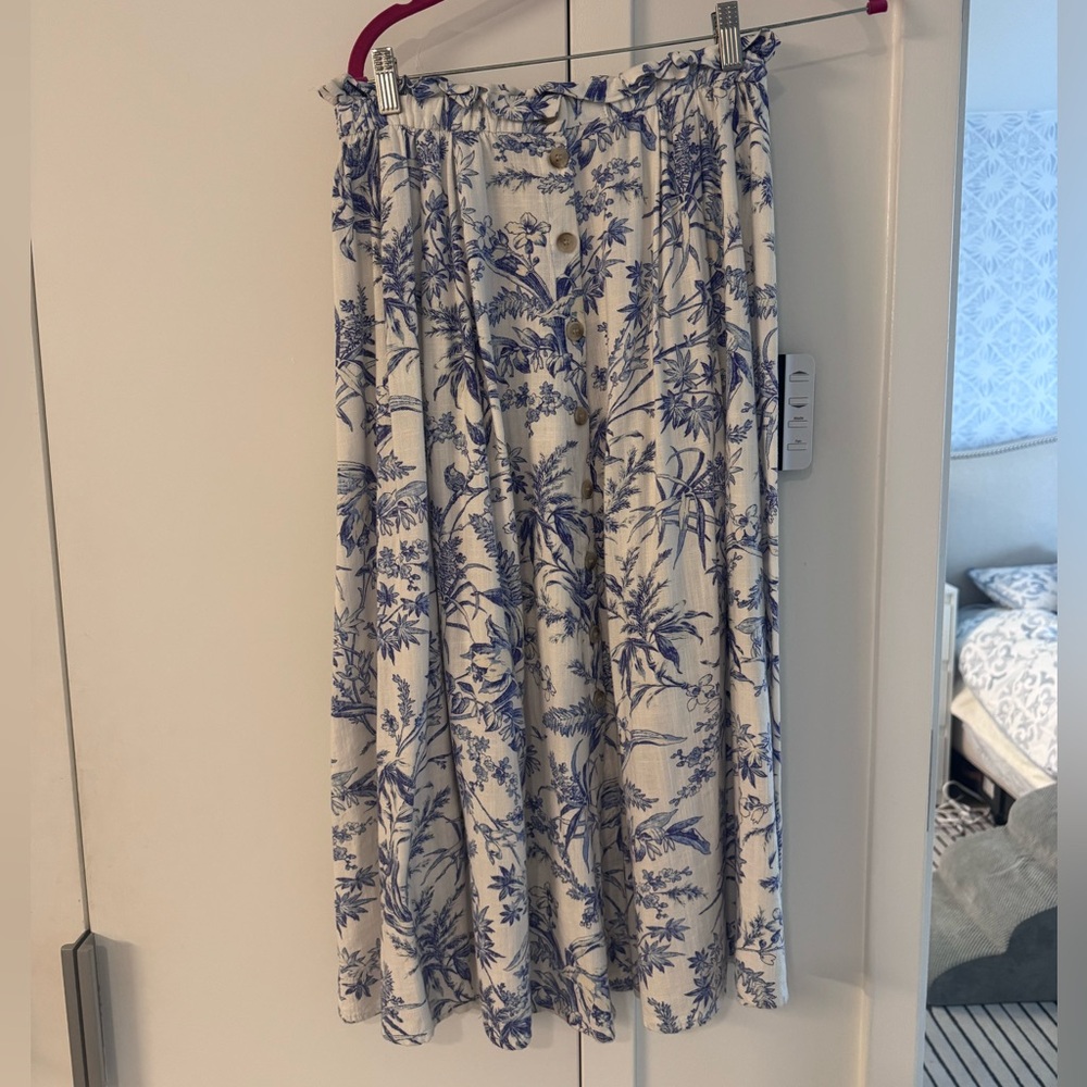 H&M Blue Toile Button-Front Midi Skirt - Picture 2 of 7